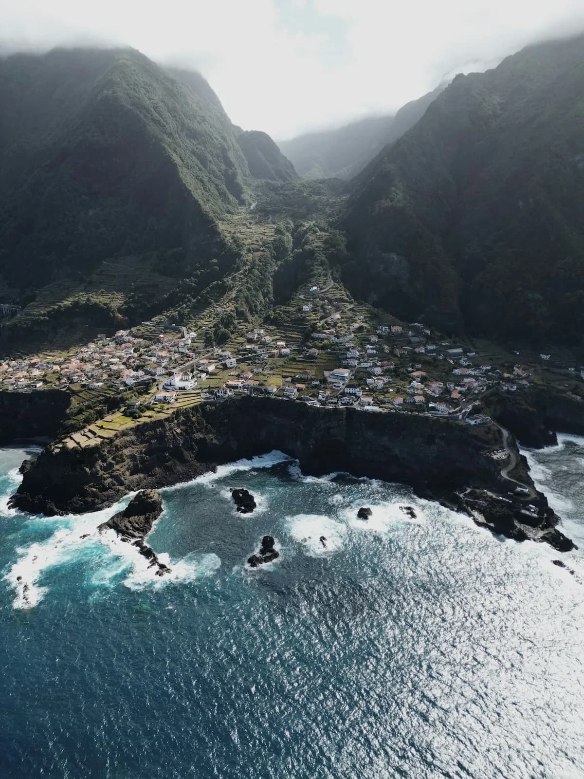 Melhores Aventuras em Porto Moniz: O Que Fazer em 2026